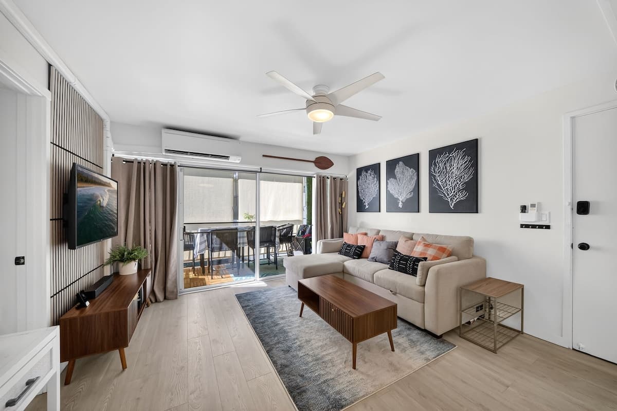 Condo in Honolulu · ★4.94 · 2 bedrooms · 4 beds · 2 private baths - Photo 2