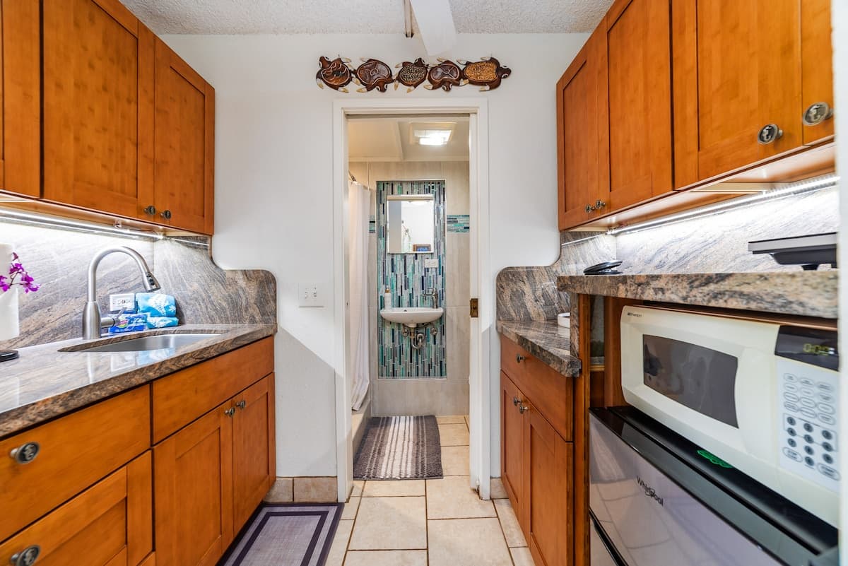 Condo in Kailua-Kona · ★5.0 · Studio · 1 bed · 1 bath - Photo 5