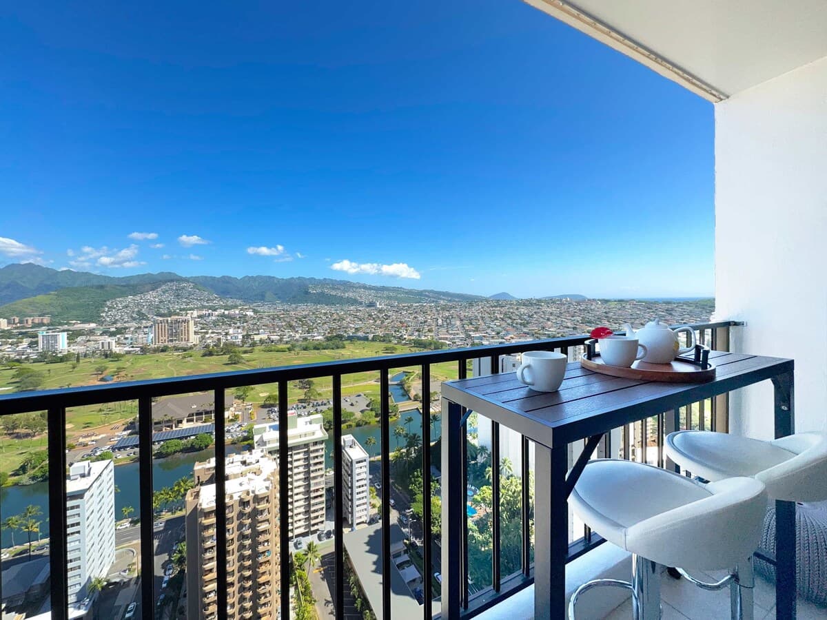 37th-floor retreat w/ lanai & scenic views - Photo 4
