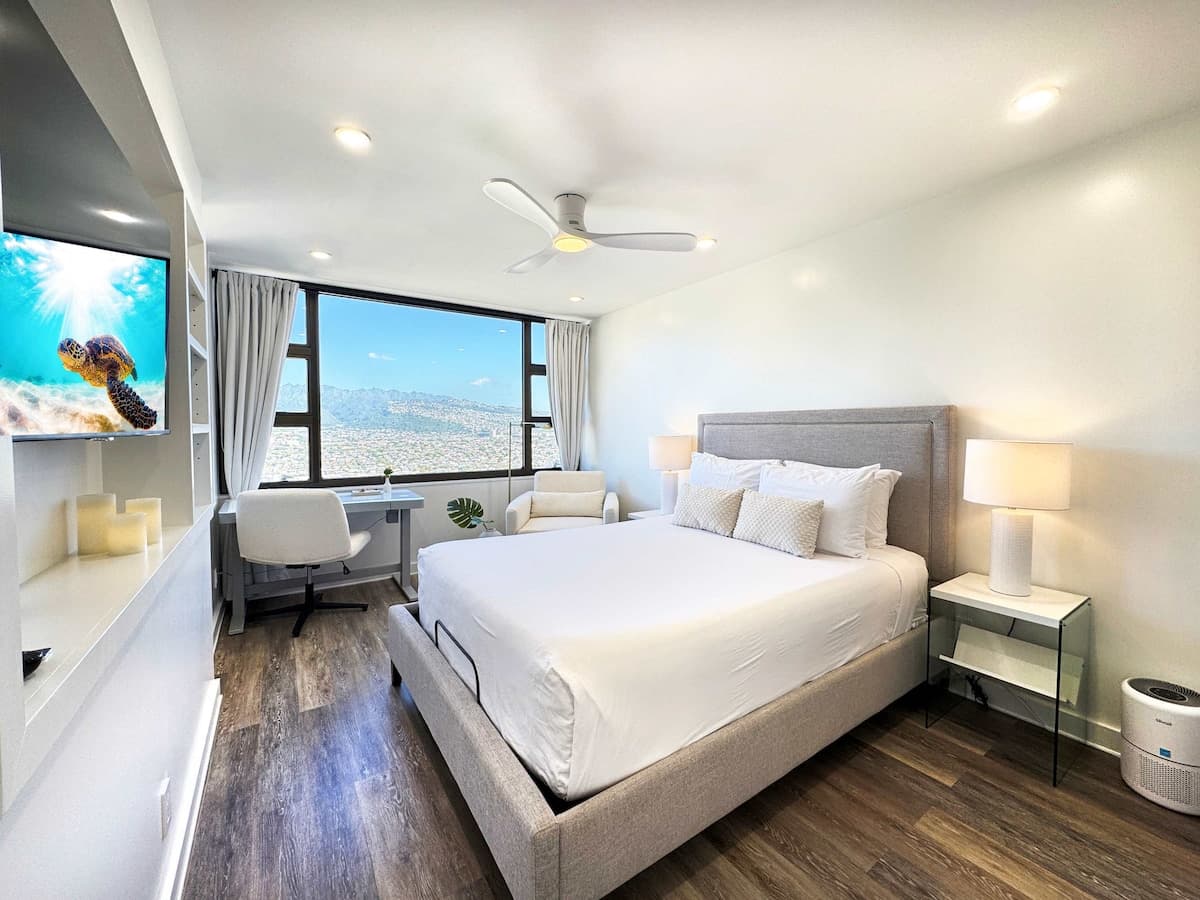 37th-floor retreat w/ lanai & scenic views - Photo 3