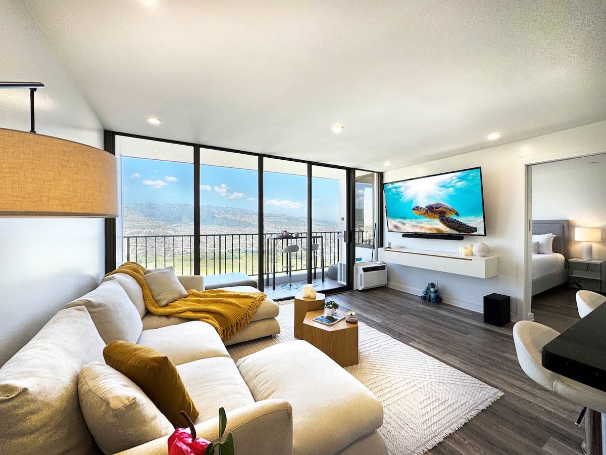 37th-floor retreat w/ lanai & scenic views - Photo 1