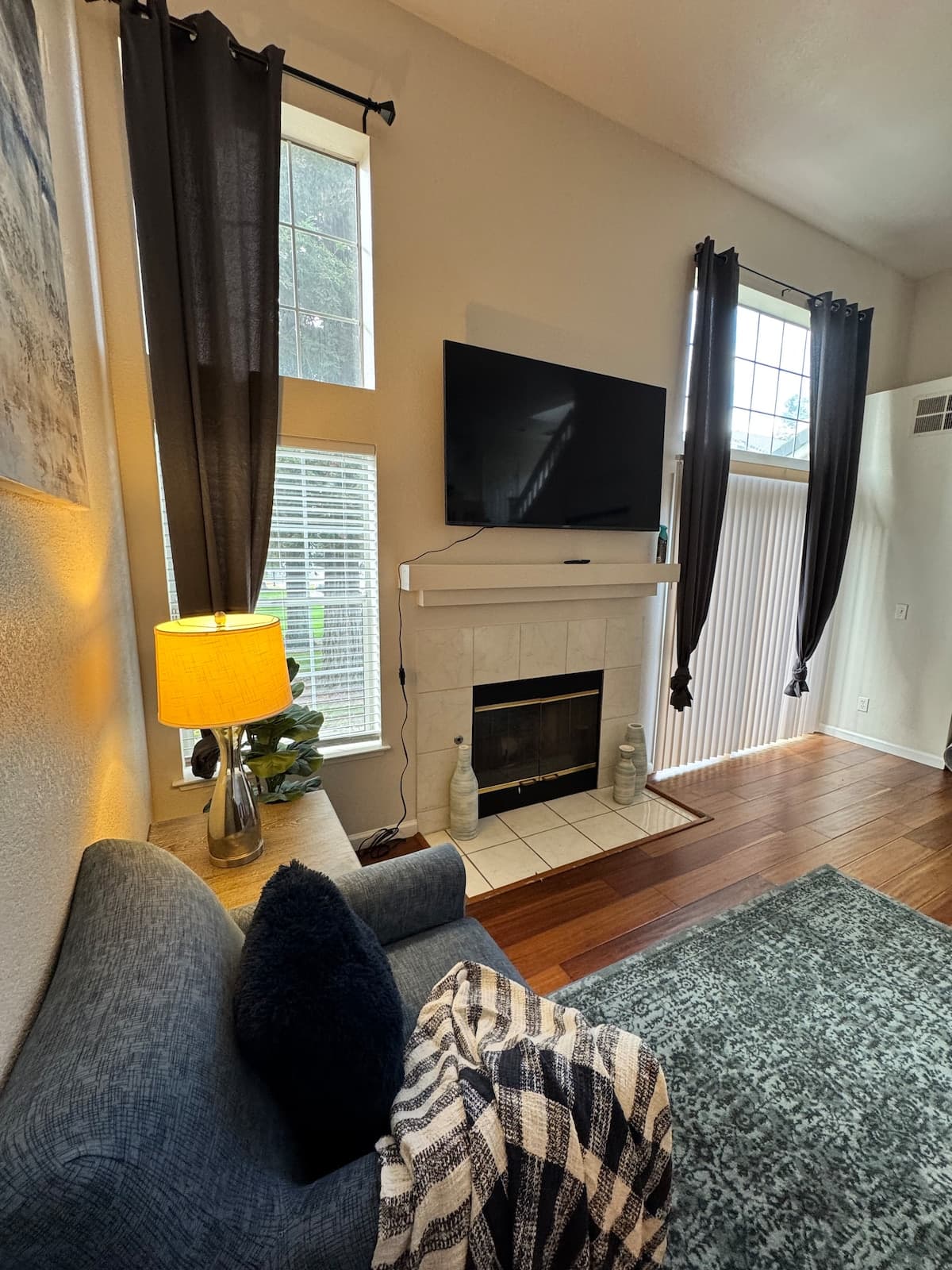 Modern Tri-Level Townhome, Pool, Near Downtown - Photo 1