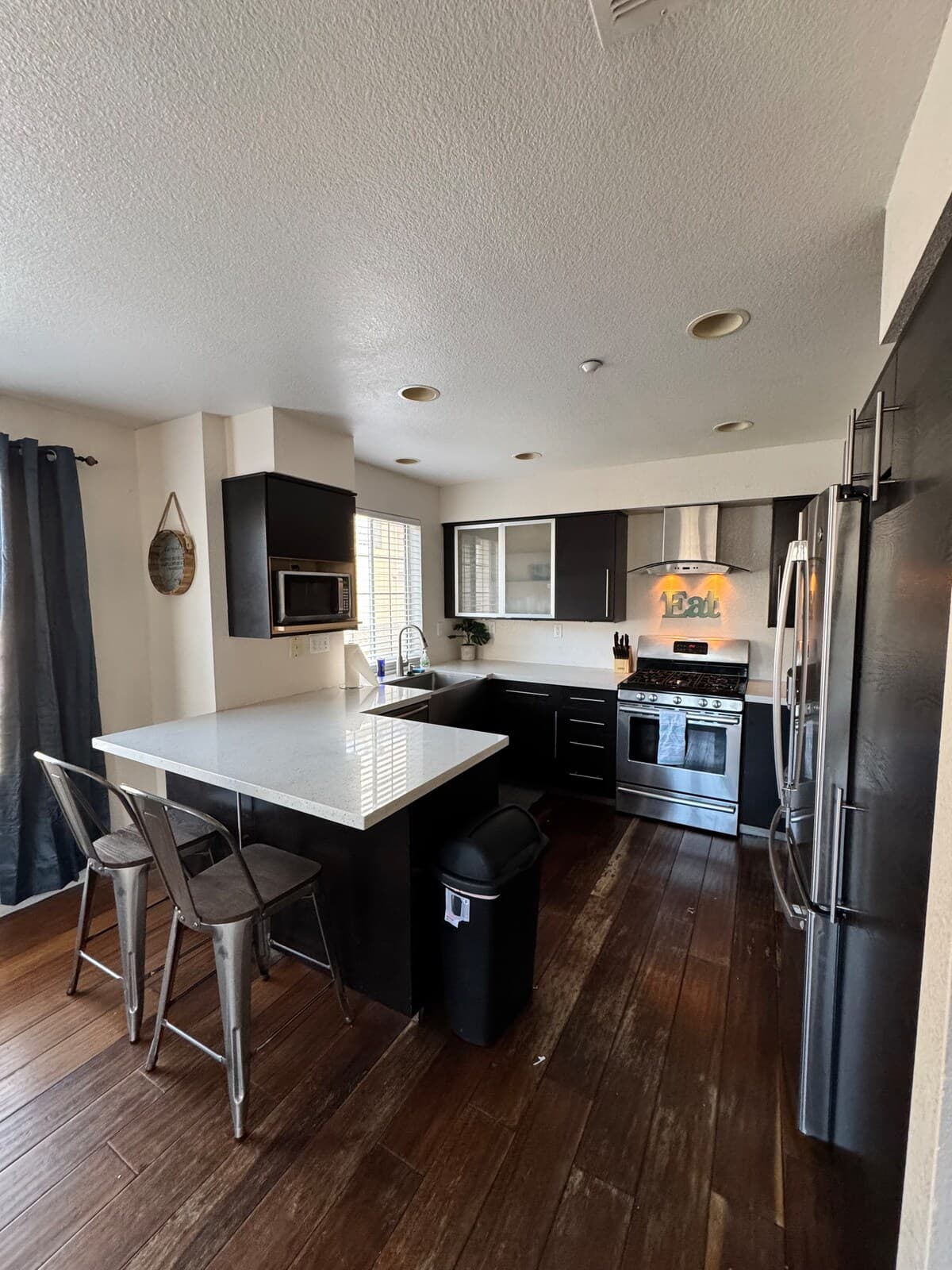 Modern Tri-Level Townhome, Pool, Near Downtown - Photo 4