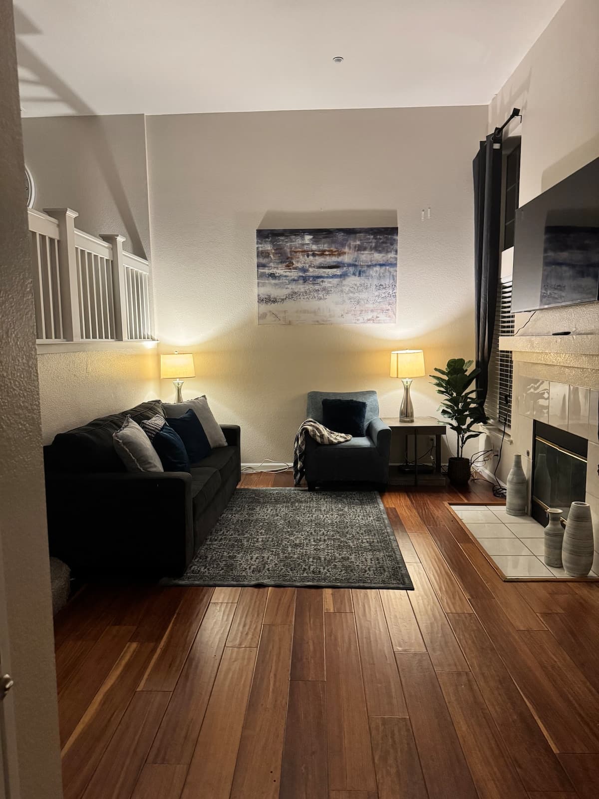 Modern Tri-Level Townhome, Pool, Near Downtown - Photo 2