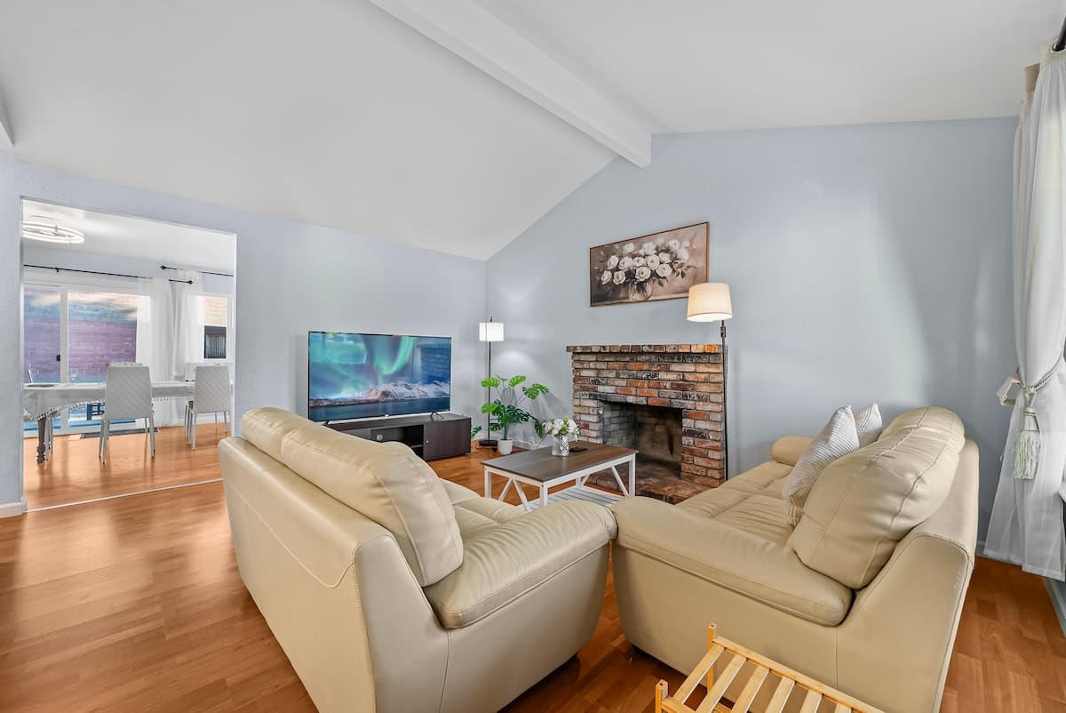 Bright 4BR Silicon Valley Home, Pet-Friendly - Photo 3