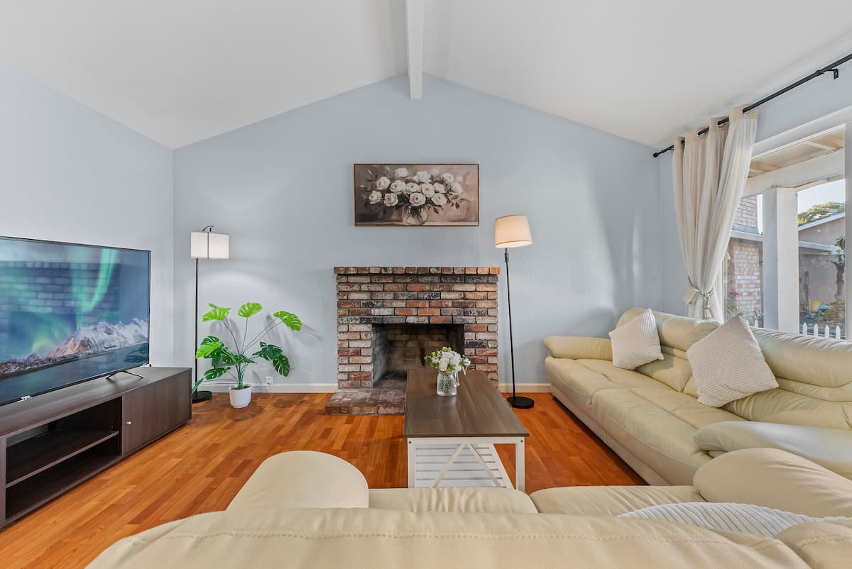 Bright 4BR Silicon Valley Home, Pet-Friendly - Photo 1