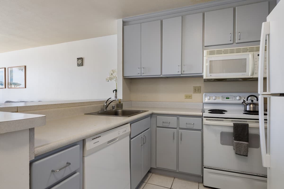 Ocean view one bedroom condo at Ilikai Marina - Photo 5