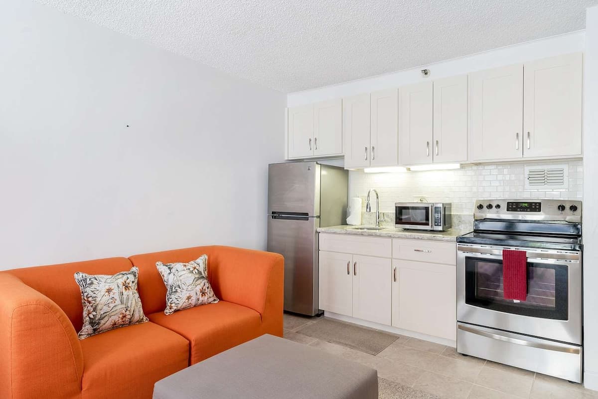 4th Fl Marine Surf Studio | Prime Location - Photo 3
