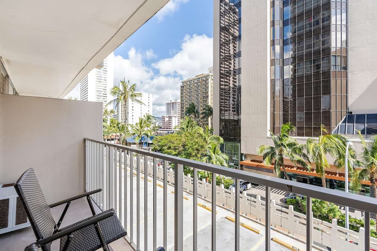 4th Fl Marine Surf Studio | Prime Location - Photo 2