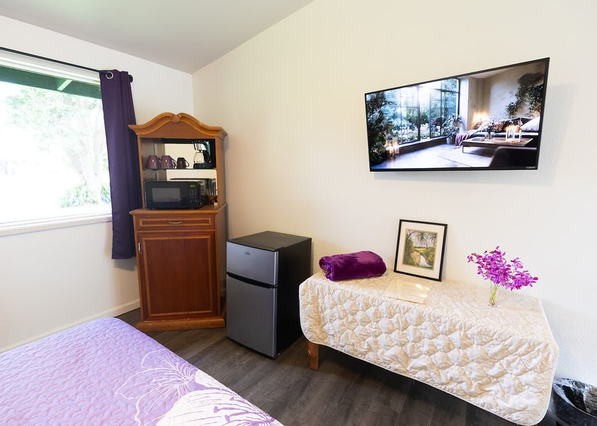 Hotel in Naalehu · ★5.0 · 5 bedrooms · 1 bed · 1 private bath - Photo 5