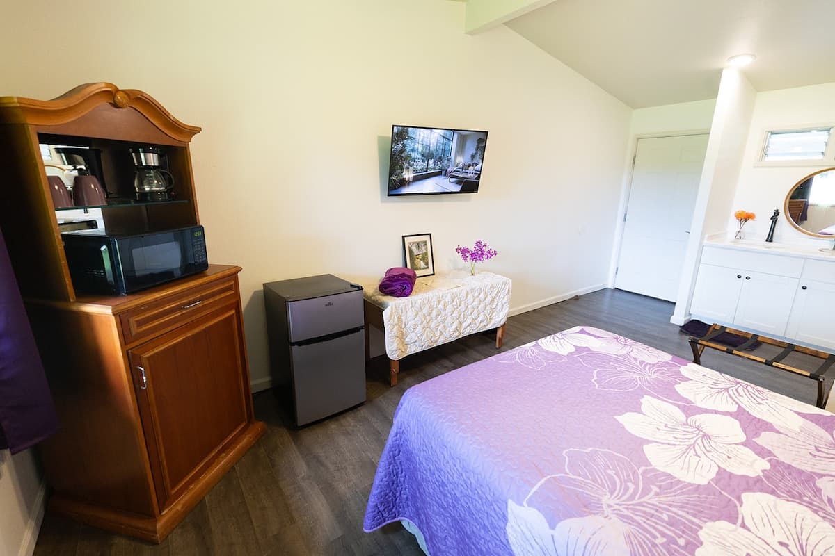 Hotel in Naalehu · ★5.0 · 5 bedrooms · 1 bed · 1 private bath - Photo 4