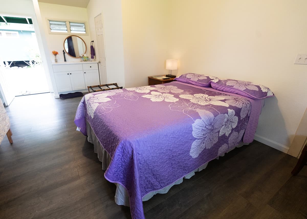 Hotel in Naalehu · ★5.0 · 5 bedrooms · 1 bed · 1 private bath - Photo 1