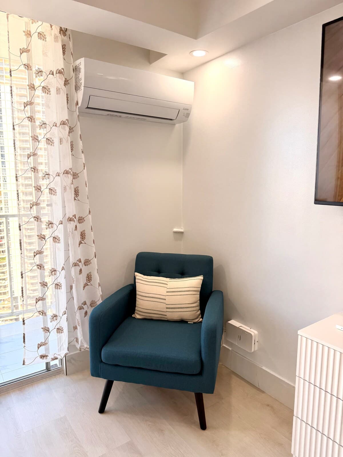 21*High Floor Cozy Waikiki Condo w/Balcony - Photo 3