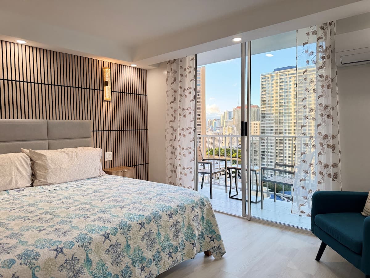21*High Floor Cozy Waikiki Condo w/Balcony - Photo 2