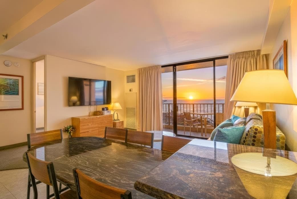 Condo in Honolulu · ★4.95 · 1 bedroom · 3 beds · 1 private bath - Photo 4