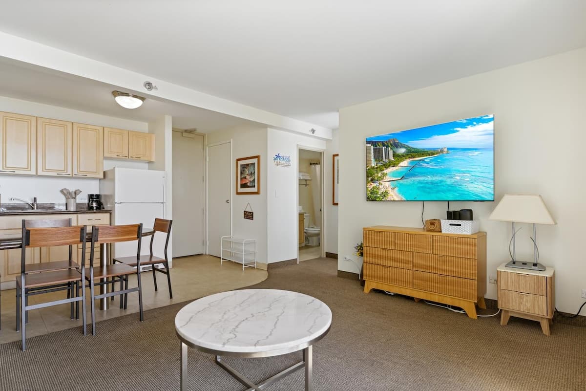 Condo in Honolulu · ★4.95 · 1 bedroom · 3 beds · 1 private bath - Photo 5