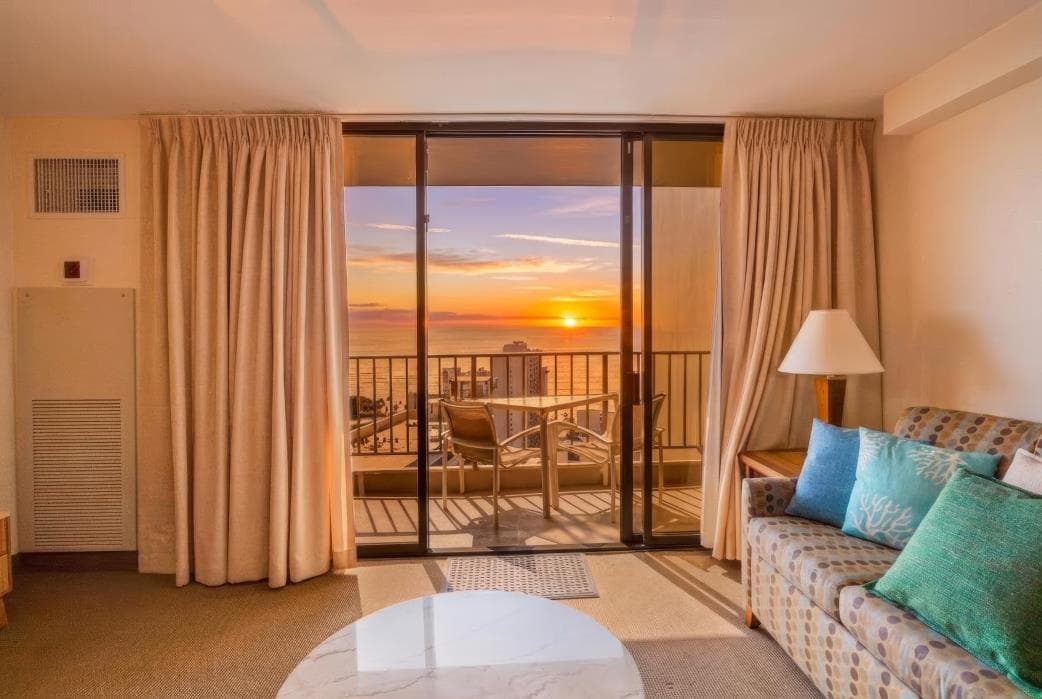 Condo in Honolulu · ★4.95 · 1 bedroom · 3 beds · 1 private bath - Photo 3