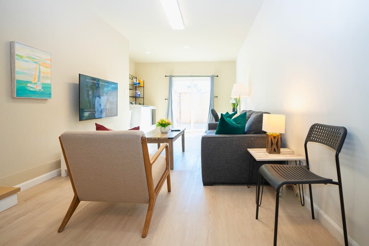 Home in Mountain View · ★4.67 · 6 bedrooms · 7 beds · 2 baths - Photo 2