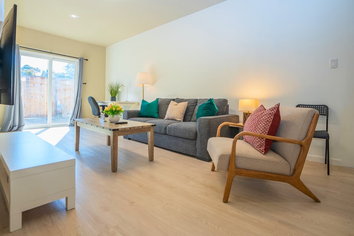 Home in Mountain View · ★4.67 · 6 bedrooms · 7 beds · 2 baths - Photo 4