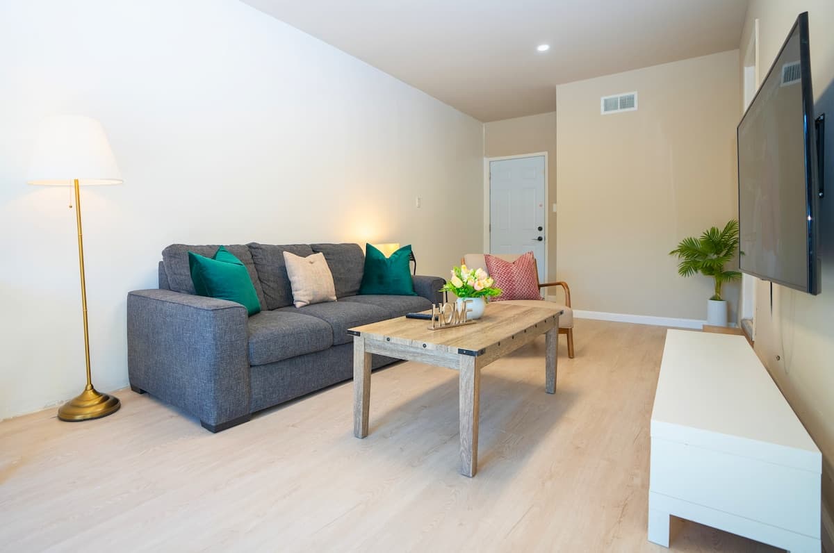 Home in Mountain View · ★4.67 · 6 bedrooms · 7 beds · 2 baths - Photo 3