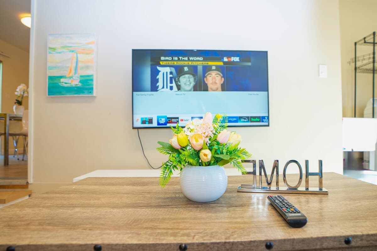 Home in Mountain View · ★4.67 · 6 bedrooms · 7 beds · 2 baths - Photo 5