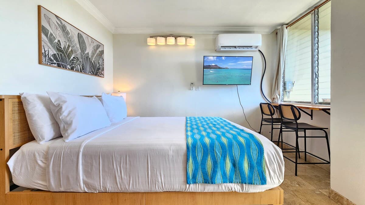 WG 610 | Quiet Queen Bed Waikīkī Studio w/Lanai - Photo 4