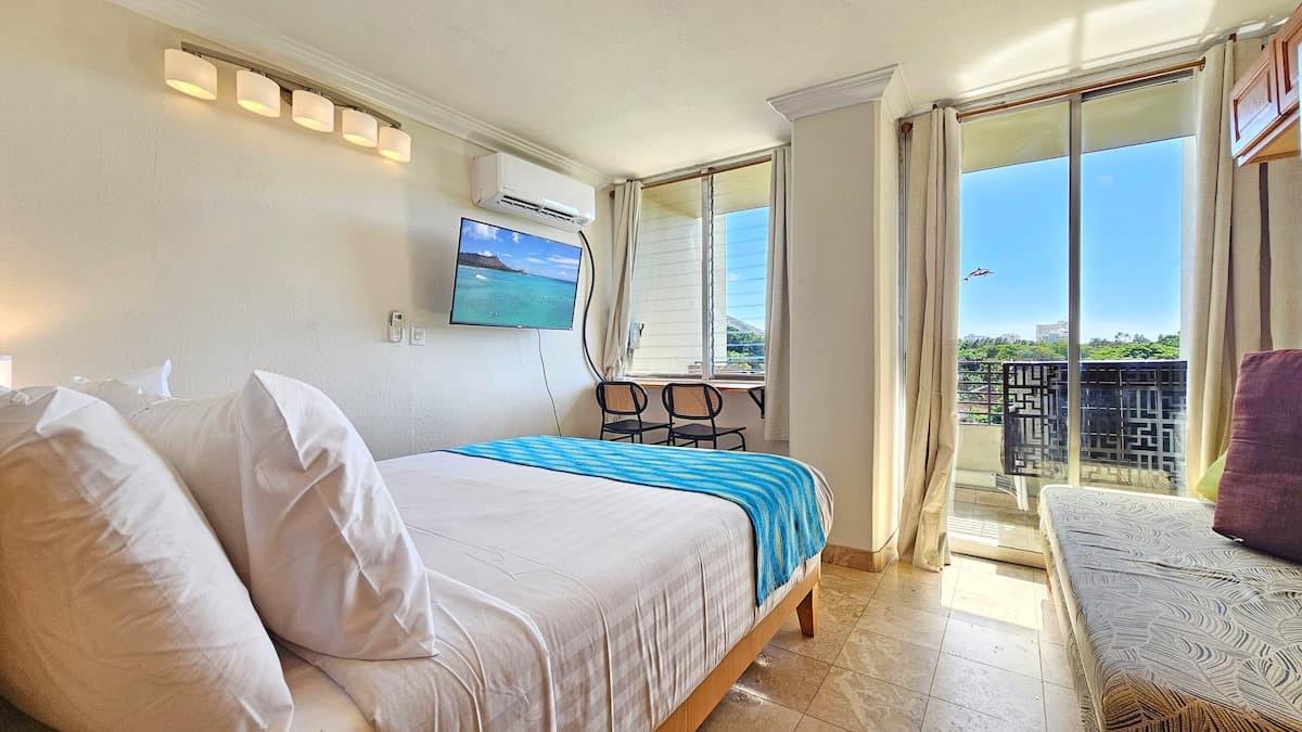 WG 610 | Quiet Queen Bed Waikīkī Studio w/Lanai - Photo 1