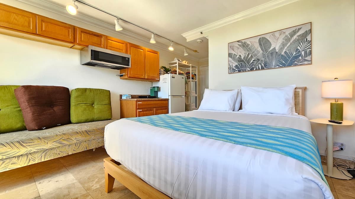 WG 610 | Quiet Queen Bed Waikīkī Studio w/Lanai - Photo 3