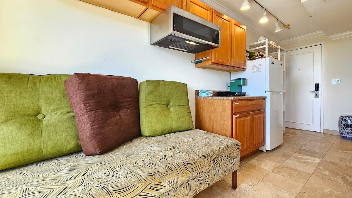 WG 610 | Quiet Queen Bed Waikīkī Studio w/Lanai - Photo 5
