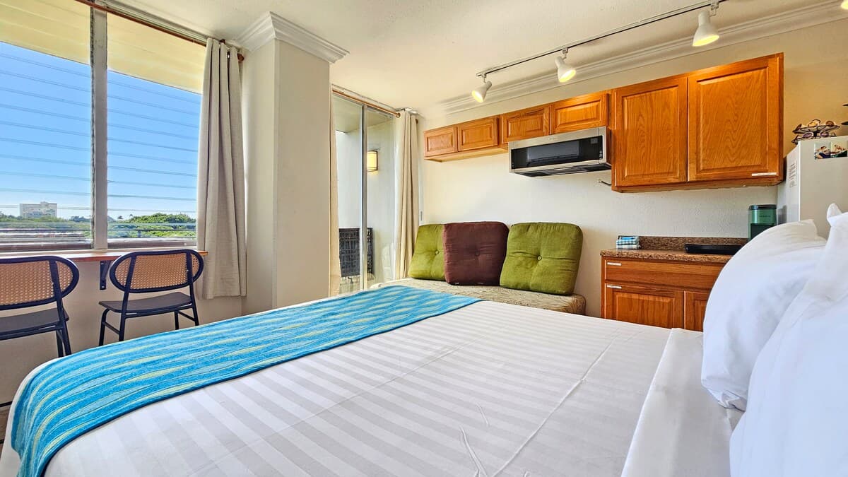 WG 610 | Quiet Queen Bed Waikīkī Studio w/Lanai - Photo 2