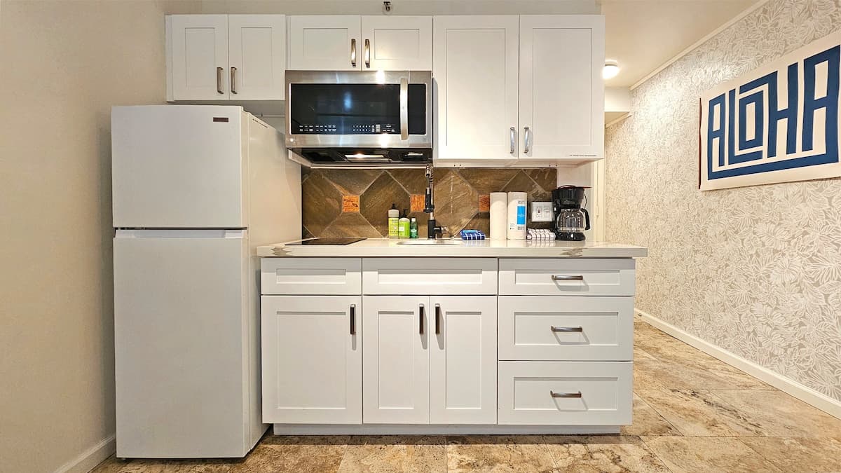 WG 901 | Relaxing Queen Suite in Waikīkī w/Kitchen - Photo 1