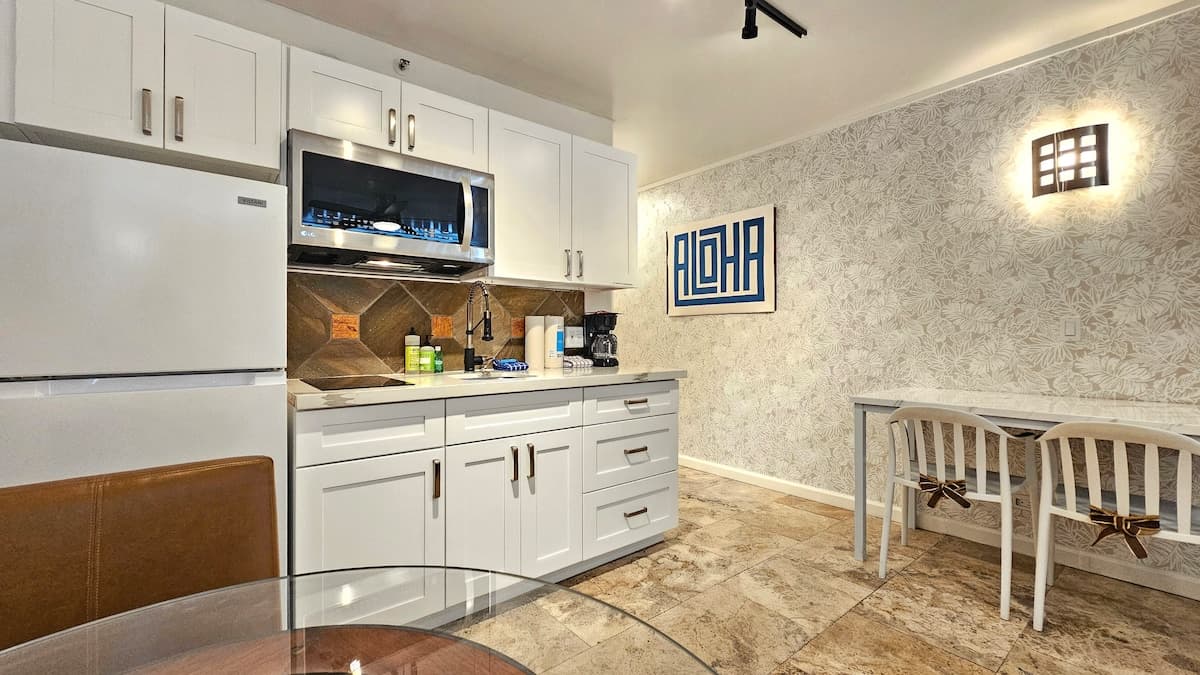 WG 901 | Relaxing Queen Suite in Waikīkī w/Kitchen - Photo 2