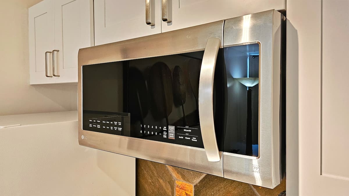 WG 901 | Relaxing Queen Suite in Waikīkī w/Kitchen - Photo 4