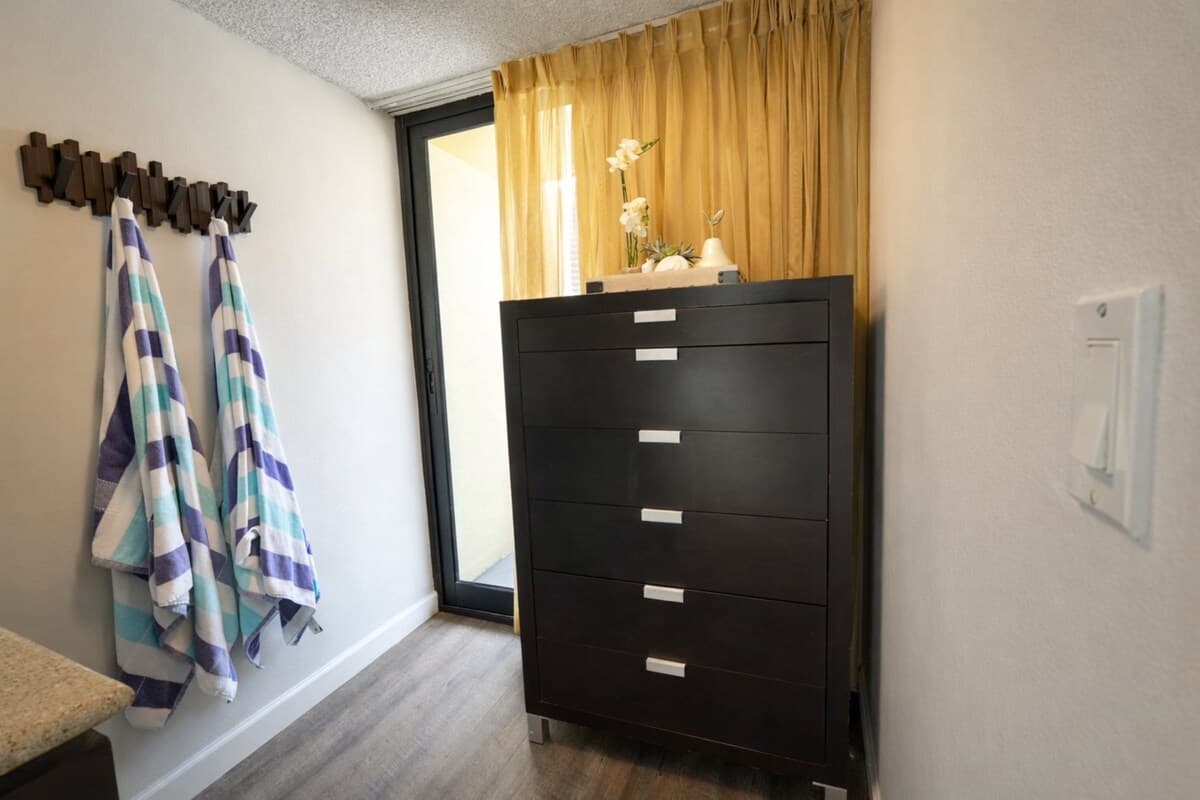 Condo in Honolulu · ★4.92 · Studio · 1 bed · 1 private bath - Photo 5