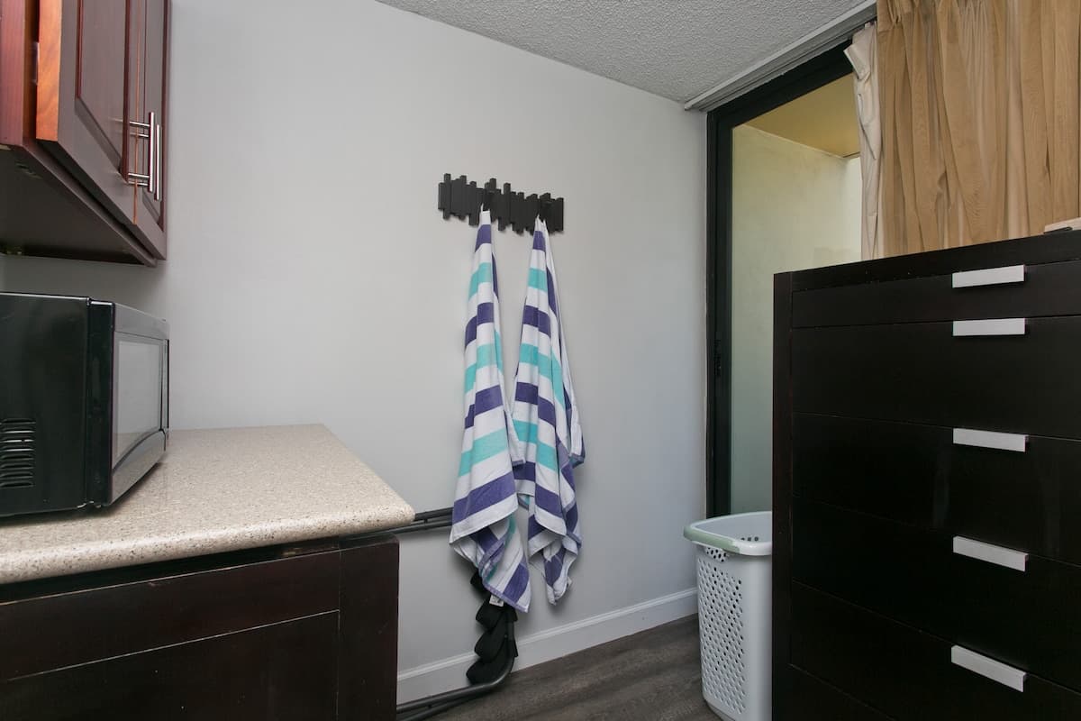 Condo in Honolulu · ★4.92 · Studio · 1 bed · 1 private bath - Photo 2