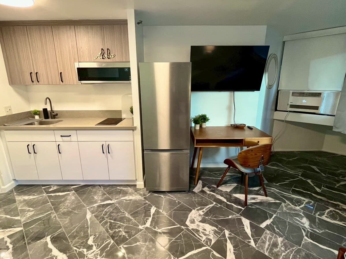 Condo in Honolulu · ★4.89 · Studio · 1 bed · 1 private bath - Photo 1