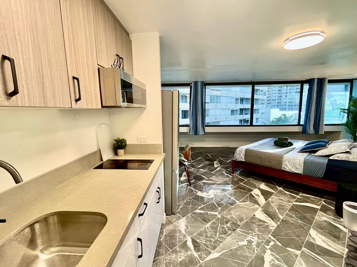 Condo in Honolulu · ★4.89 · Studio · 1 bed · 1 private bath - Photo 5