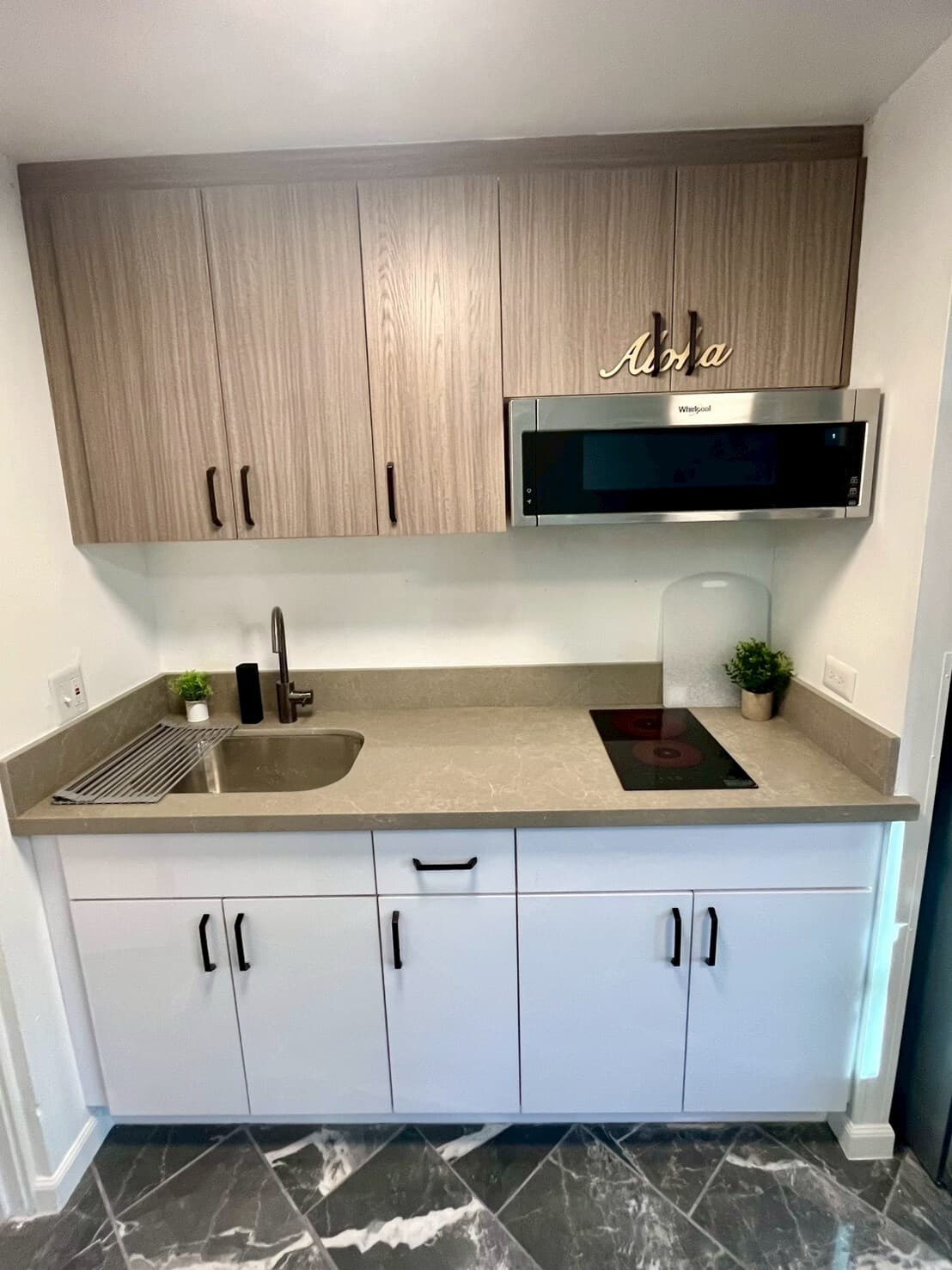 Condo in Honolulu · ★4.89 · Studio · 1 bed · 1 private bath - Photo 4