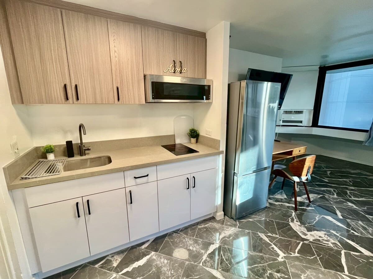 Condo in Honolulu · ★4.89 · Studio · 1 bed · 1 private bath - Photo 2