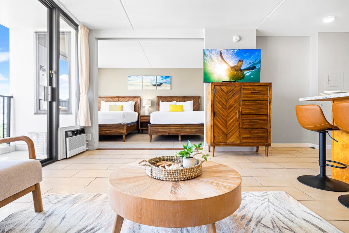 Condo in Honolulu · ★4.77 · 1 bedroom · 3 beds · 1 private bath - Photo 3