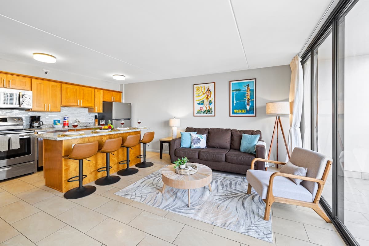 Condo in Honolulu · ★4.77 · 1 bedroom · 3 beds · 1 private bath - Photo 4