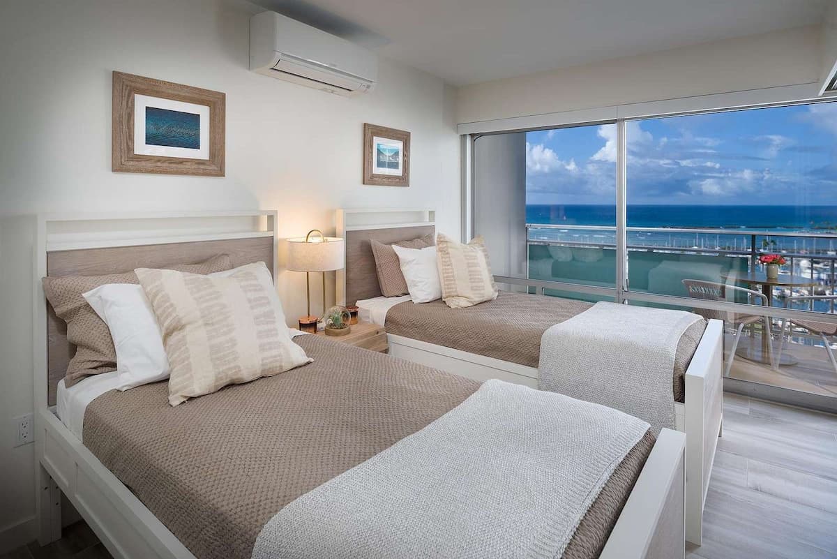Condo in Honolulu · ★4.75 · 2 bedrooms · 3 beds · 2 private baths - Photo 5