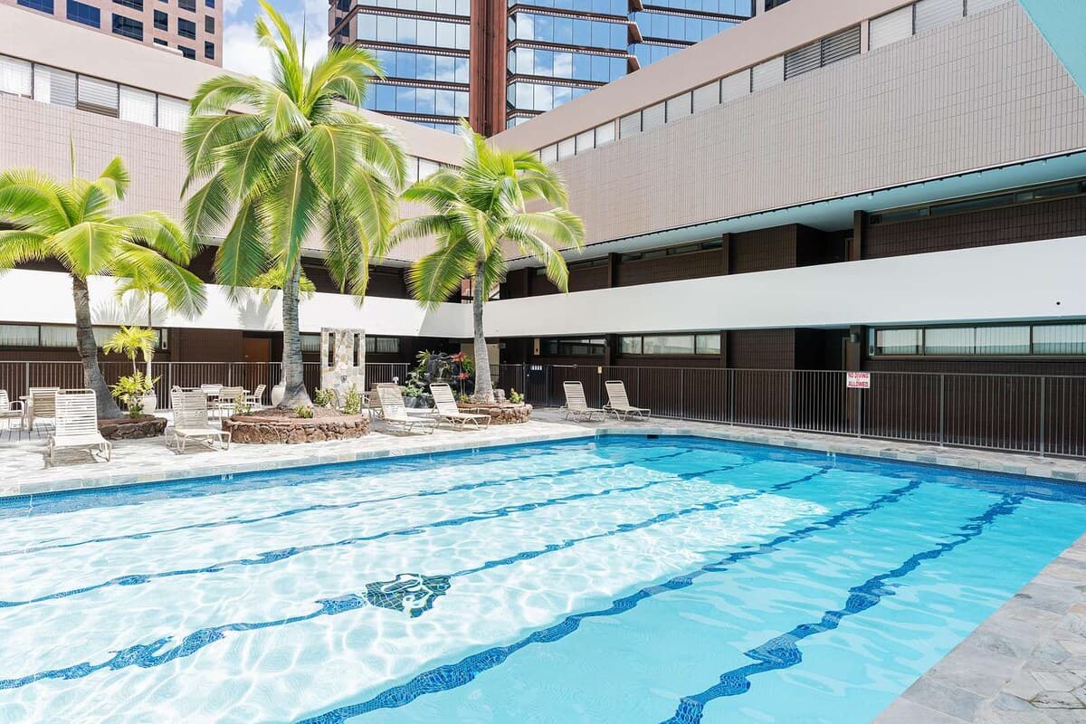 Condo in Honolulu · ★4.89 · 1 bedroom · 1 bed · 1.5 private baths - Photo 4