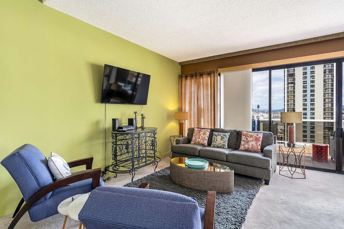 Condo in Honolulu · ★4.89 · 1 bedroom · 1 bed · 1.5 private baths - Photo 2