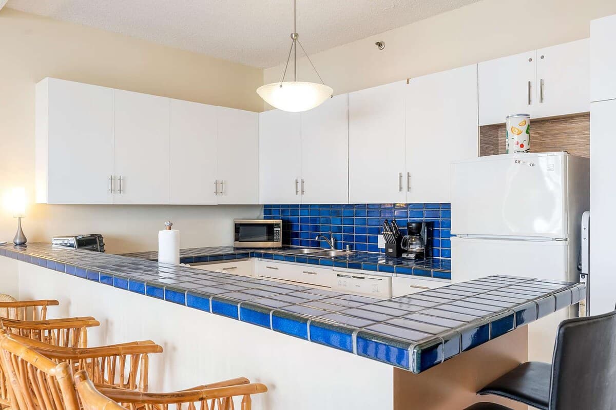Condo in Honolulu · ★4.89 · 1 bedroom · 1 bed · 1.5 private baths - Photo 5