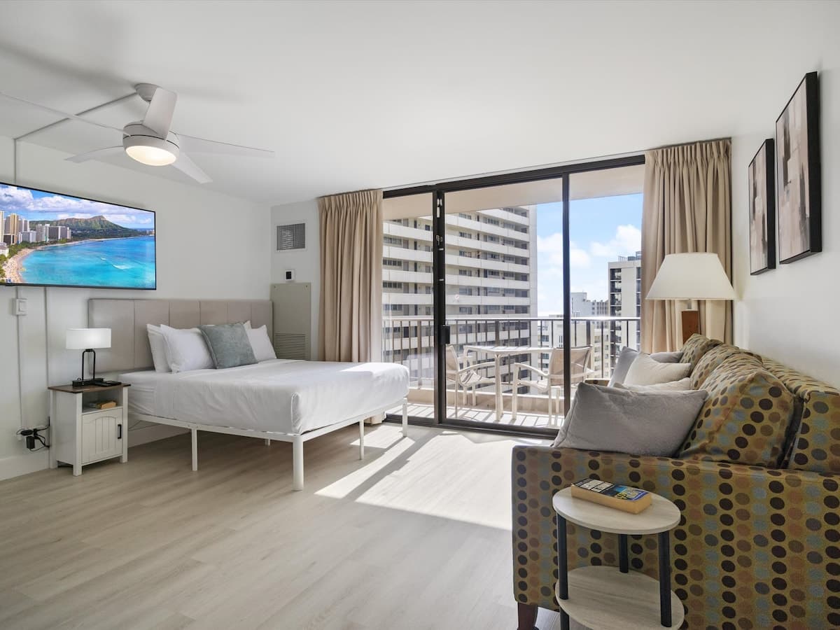 Condo in Honolulu · ★4.79 · 1 bedroom · 4 beds · 1 private bath - Photo 3