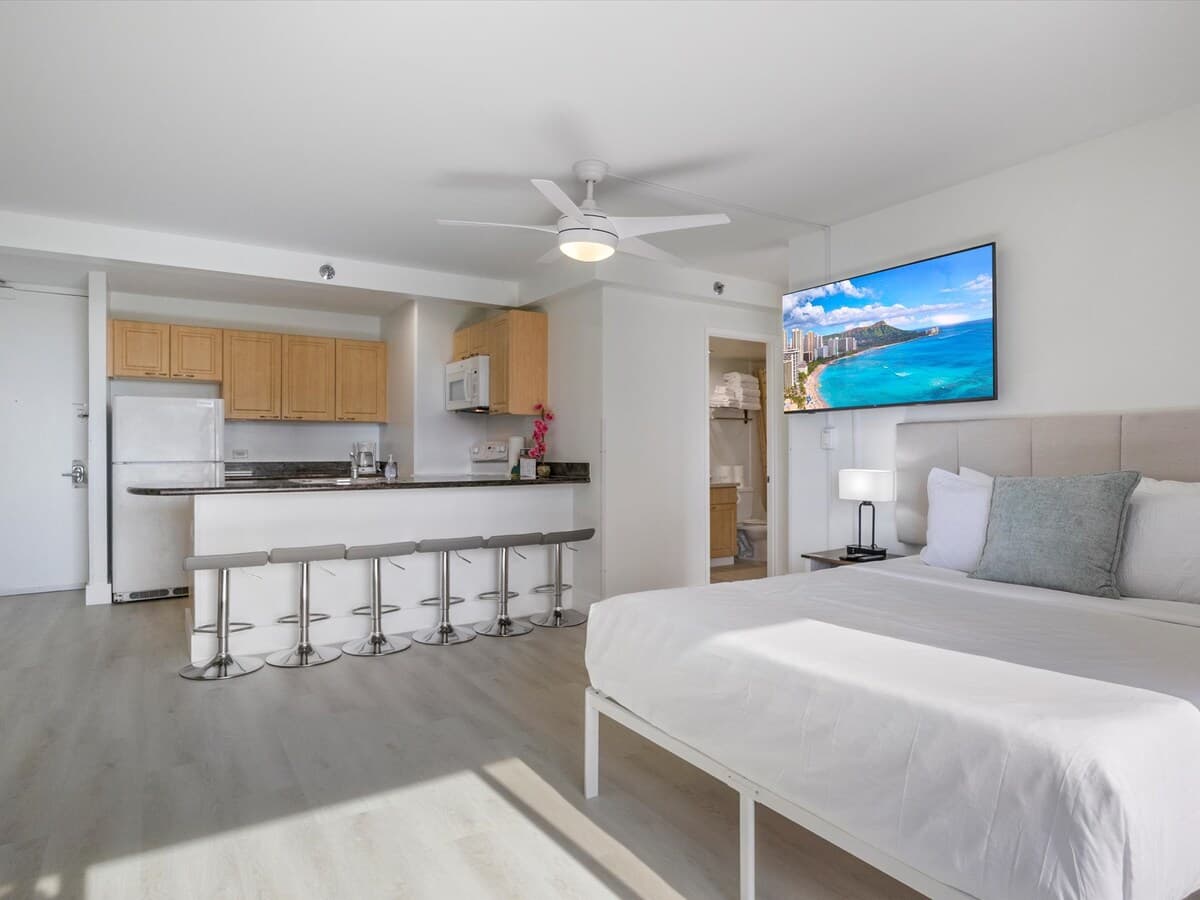 Condo in Honolulu · ★4.79 · 1 bedroom · 4 beds · 1 private bath - Photo 5