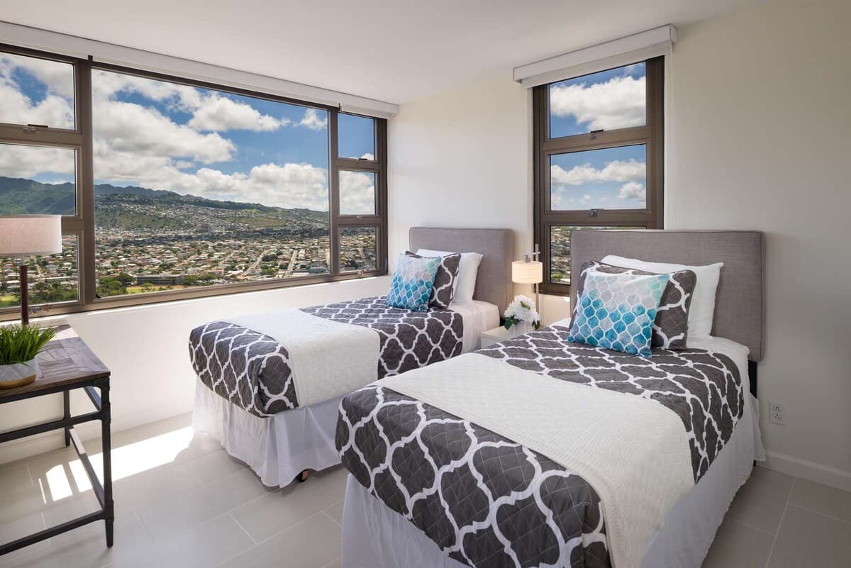 35th Fl Waikiki Banyan | Mtn View | AC | Parking - Photo 2