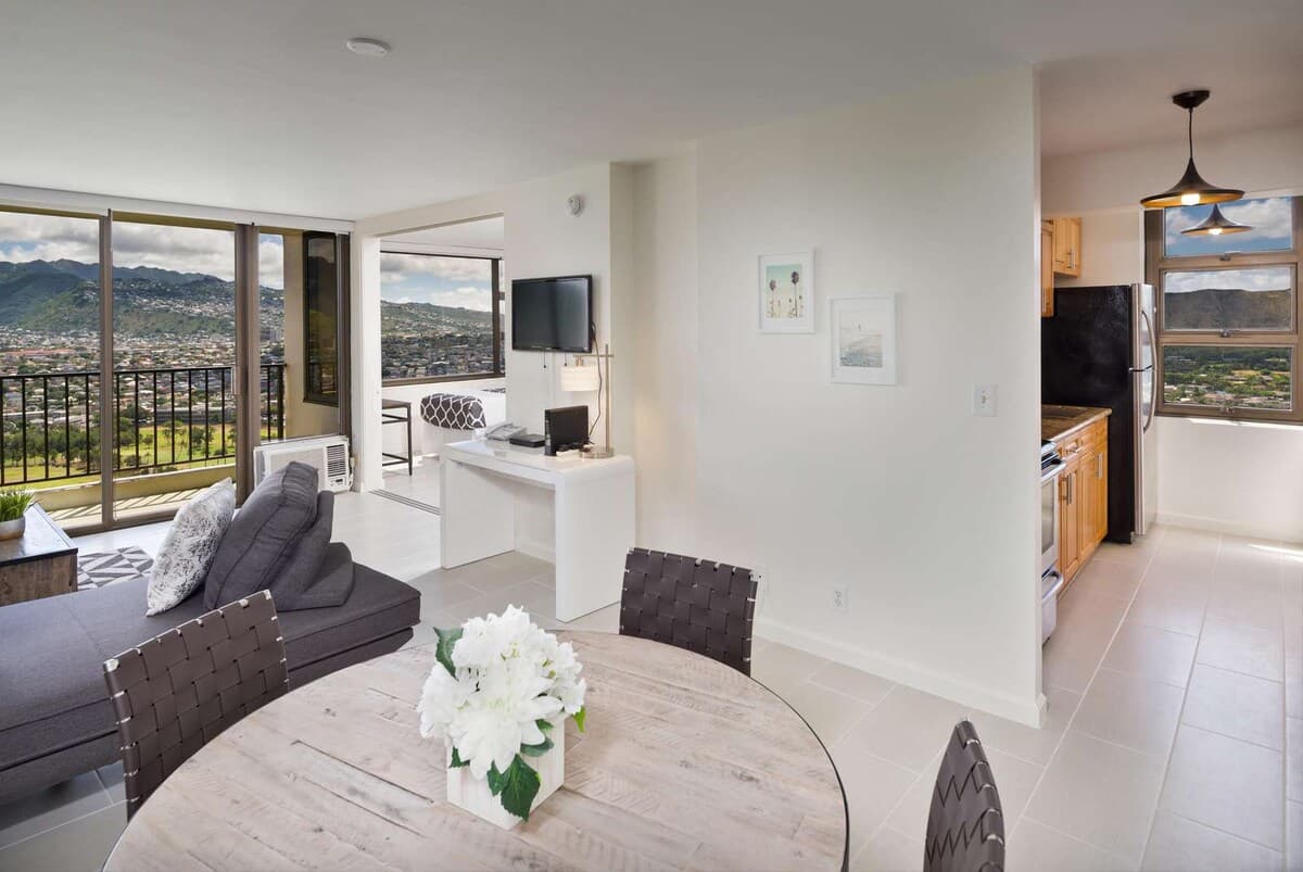 35th Fl Waikiki Banyan | Mtn View | AC | Parking - Photo 3