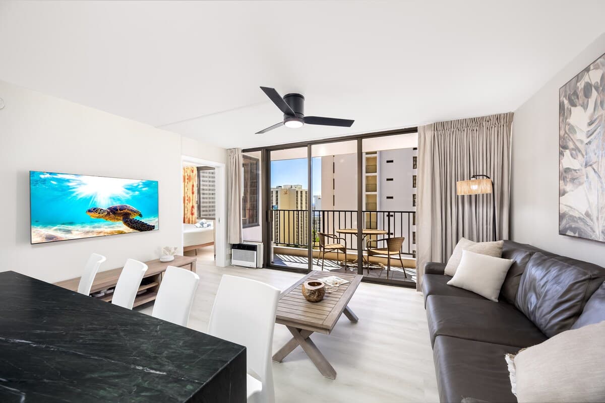 19th-floor condo w/ lanai, pool & beach access - Photo 4